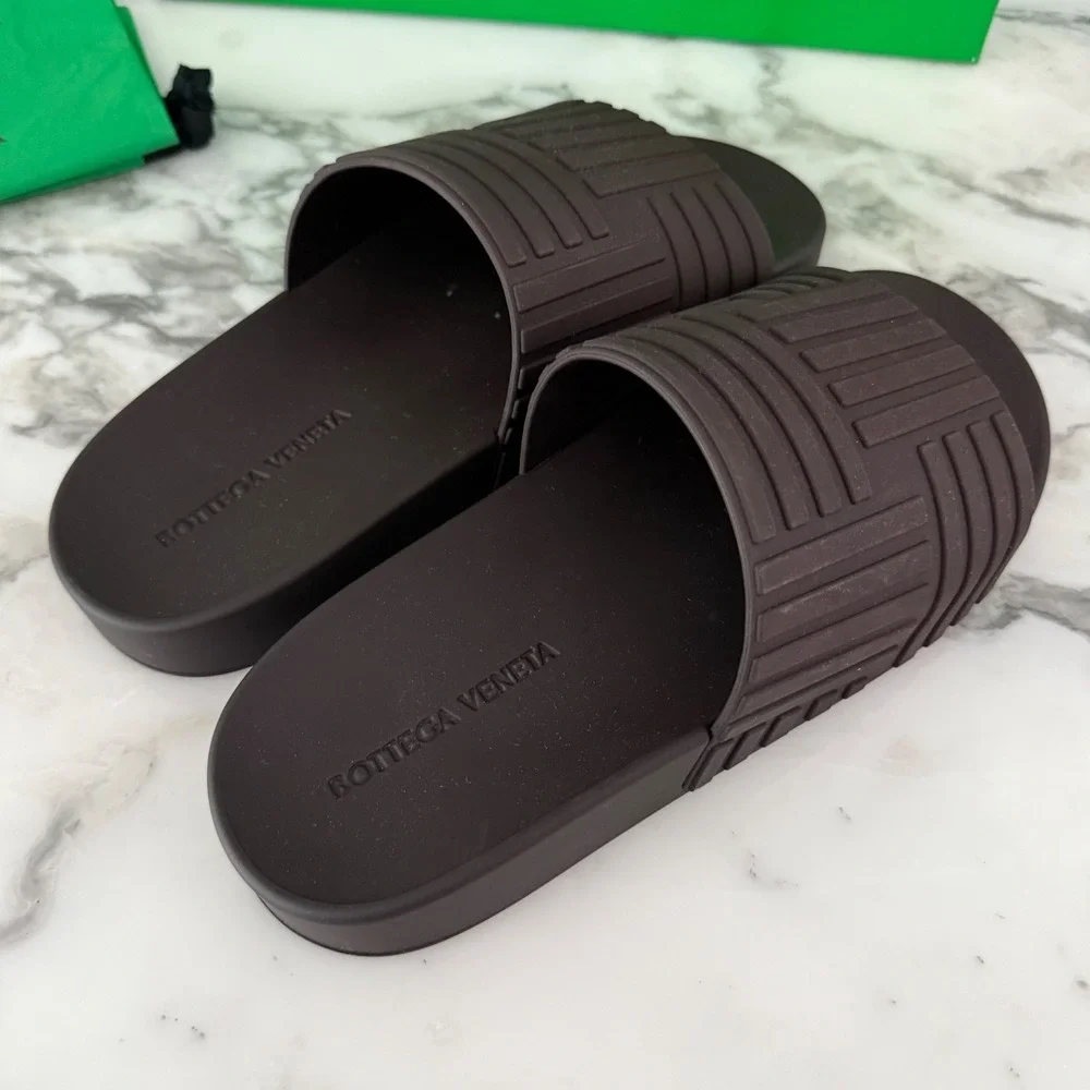 BOTTEGA VENETA 690105 Men's 'Slider' Pool Slide Sandals In Dark Brown Rubber 39